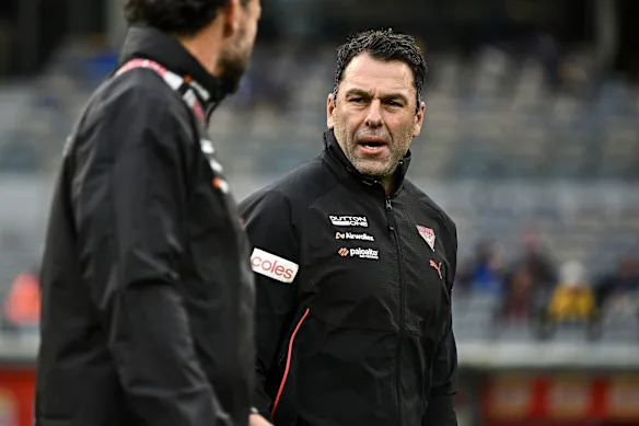 En charge : Ce fut une soirée d'ouverture difficile au bureau pour Dean Solomon, qui est l'entraîneur intérimaire d'Essendon.