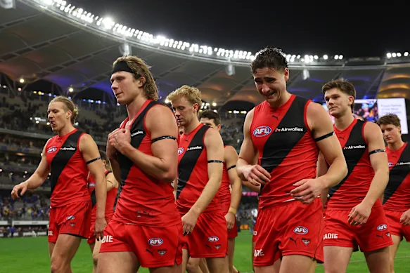 Les Bombers ont perdu contre la Côte Ouest par cinq buts à Perth.