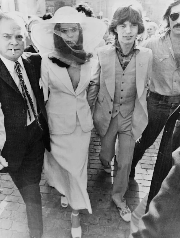 Bianca Jagger en Yves Saint Laurent lors de son mariage avec Mick Jagger en 1971 sur la Côte d'Azur.