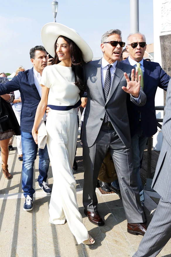 L'avocate des droits humains Amal Clooney porte un costume Stella McCartney personnalisé avec un chapeau assorti pour son mariage en 2014 à Venise avec l'acteur hollywoodien George Clooney.