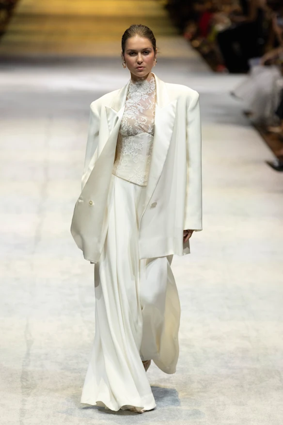 Un mannequin dans un costume de mariée conçu par Sonia Cappellazzo et présenté sur le podium du Melbourne Fashion Festival en février.