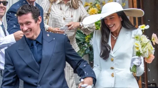 Callum Turner et Dua Lipa quittent le bureau d'enregistrement après leur mariage ce week-end. 