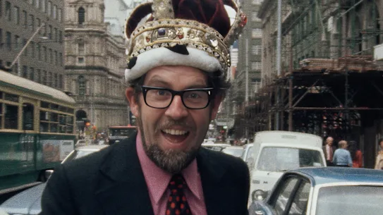Rolf Harris en 1975 dans une image tirée du documentaire Rolf Harris : Primetime Predator.