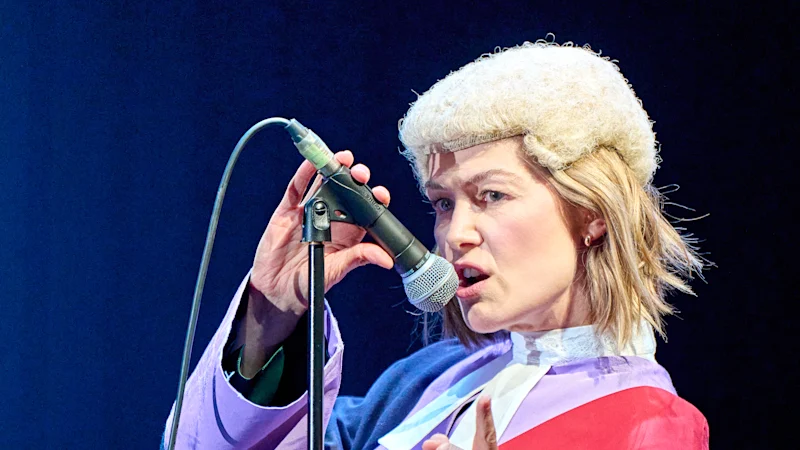 Rosamund Pike interpelle un membre du public pour avoir envoyé des SMS lors d'une pièce de théâtre du West End, Inter Alia