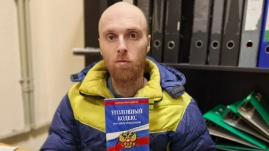 Une nouvelle photographie d'Oscar Jenkins, originaire de Melbourne, a été publiée par le bureau du procureur de la République populaire de Luhansk.