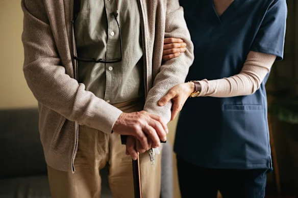 De nombreuses personnes LGBTQ+ peuvent être réticentes à entrer dans une maison de retraite ou à recevoir une aide à domicile en raison de toute une vie de discrimination.