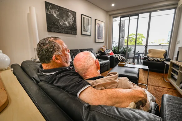 Peter Ryder (à gauche) s'occupe à plein temps de son mari, Jeff, atteint de la maladie d'Alzheimer.