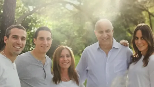 Terry Kitay (au milieu) avec sa famille, dont sa fille Keri (à droite). Devenir renfermé et nerveux étaient les premiers signes de démence de Terry.