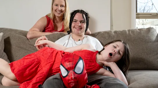 Le jeune soignant Charlie Dunn Rice avec son frère Thomas (costume Spider-Man), sa sœur Ava et sa mère Kate Dunn.