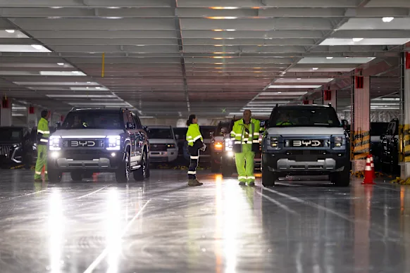 Chauffeurs à l'intérieur du navire BYD Zhengzhou.
