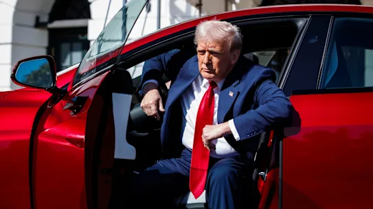 Donald Trump dans l'une des Tesla d'Elon Musk à la Maison Blanche mardi.