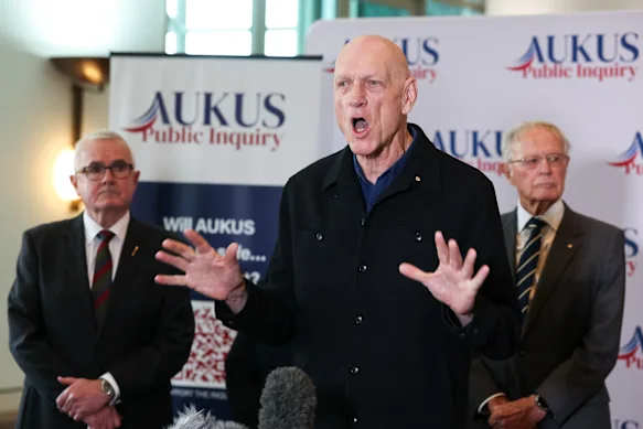 Peter Garrett lors d'une conférence de presse sur une enquête publique sur AUKUS, mardi au Parlement de Canberra.