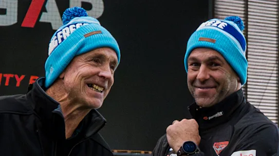 Terry Daniher avec l'entraîneur par intérim d'Essendon, Dean Solomon, mardi.