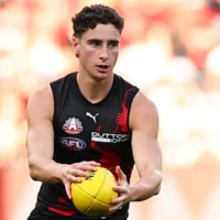 Ce que l&rsquo;avenir réserve aux 13 joueurs non signés des Bombers d&rsquo;Essendon après le limogeage de Brad Scott, plus l&rsquo;offre de 1,4 million de dollars qui pourrait affecter la superstar des Lions de Brisbane, Lachie Neale.