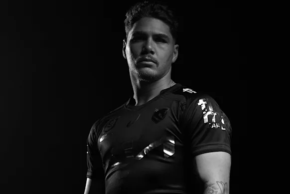 Reece Walsh présente le kit entièrement noir des Broncos pour soutenir la sensibilisation à la santé mentale et le Black Dog Institute.