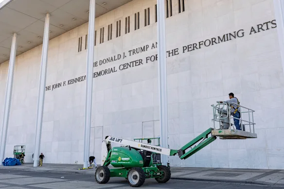 Trump avait ajouté son nom au célèbre Kennedy Center à Washington.