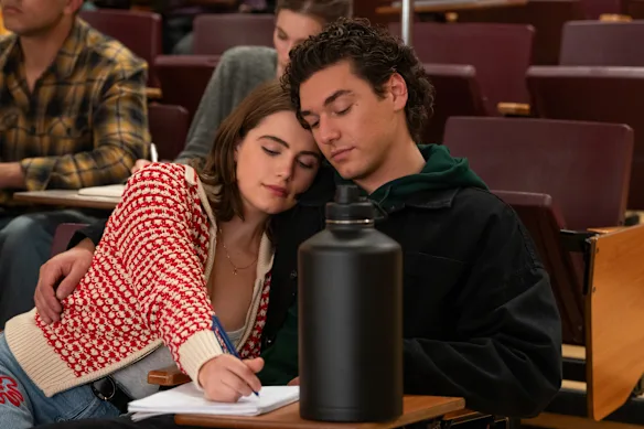 Le public est tombé sous le charme de l'histoire d'amour d'Hannah Wells (Ella Bright) et de Garrett Graham (Belmont Cameli) dans Off Campus. 