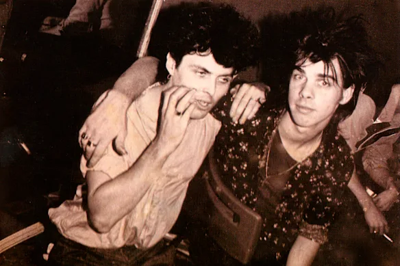 Peter Sutcliffe, ancien bassiste de Bad Seed and Models, et Nick Cave, dans les coulisses du Crystal Ballroom en 1982.