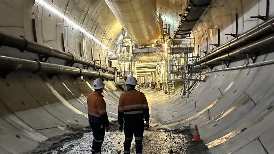 Le tunnel d'amenée que Florence a creusé, avec la section courbe où il s'est coincé en arrière-plan.