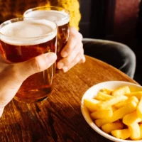 Pourquoi l&rsquo;alcool nous pousse à consommer des snacks salés via l&rsquo;effet apéritif