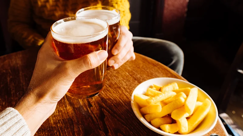 Pourquoi l'alcool nous pousse à consommer des snacks salés via l'effet apéritif