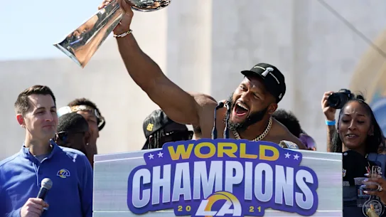 Chemise enlevée, trophée relevé... Aaron Donald détient le trophée Vince Lombardi après le Super Bowl en 2022.