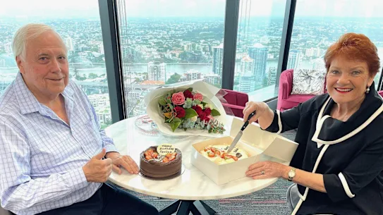 Le milliardaire Clive Palmer partage un gâteau d'anniversaire avec la leader montante de One Nation, Pauline Hanson, le 27 mai.