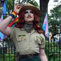 Une entreprise de vêtements d&rsquo;extérieur poursuit la drag queen Pattie Gonia pour violation de marque