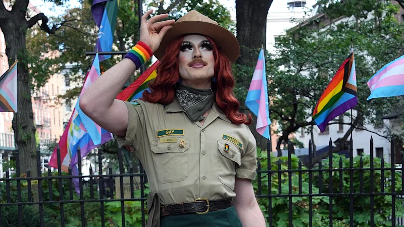 Une entreprise de vêtements d'extérieur poursuit la drag queen Pattie Gonia pour violation de marque
