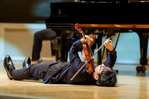 Toujours du genre à prendre la musique classique allongé ? Brett Yang fait ressortir la comédie physique.