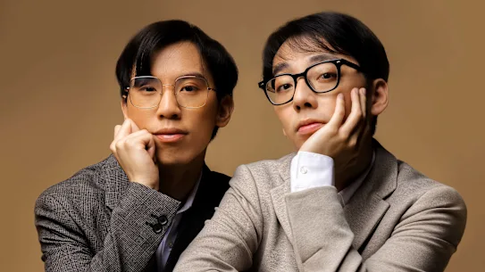 Eddy Chen (à gauche) et Brett Yang (à droite) de TwoSet Violin.