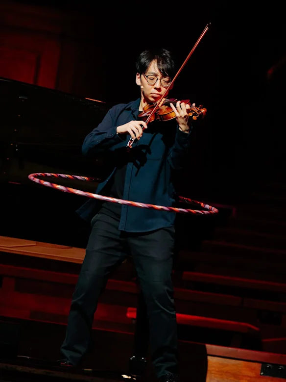 Le public des concerts peut s'attendre à entendre TwoSet montrer sa véritable formation classique et son éthique de pratique dans Sacrilegious Games, même en maîtrisant le hula hoop.