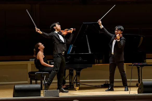 Formation classique, timing comique : Eddy Chen et Brett Yang sont rejoints par la pianiste et violoniste viennoise Sophie Druml lors de la tournée.