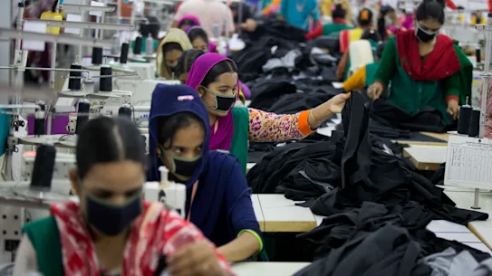 Les travailleurs du textile au Bangladesh, qui ont été liés dans le passé au travail forcé.
