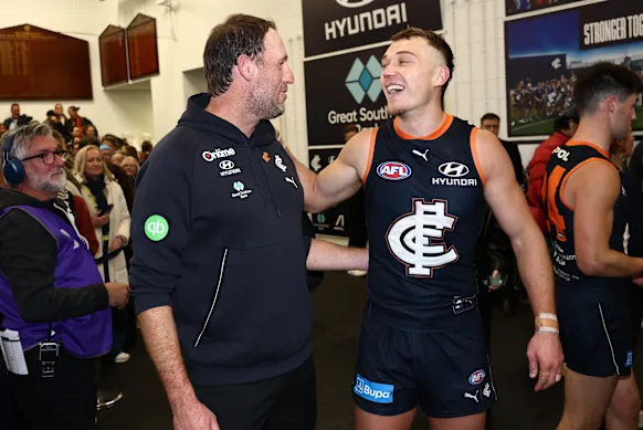 Série de victoires : Josh Fraser, entraîneur par intérim du Carlton, avec le capitaine Patrick Cripps.