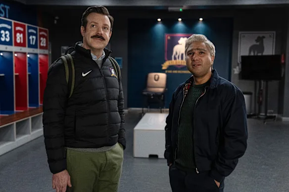 Nick Mohammed dans le rôle de Nate, avec Jason Sudeikis, dans la saison 3 de Ted Lasso.