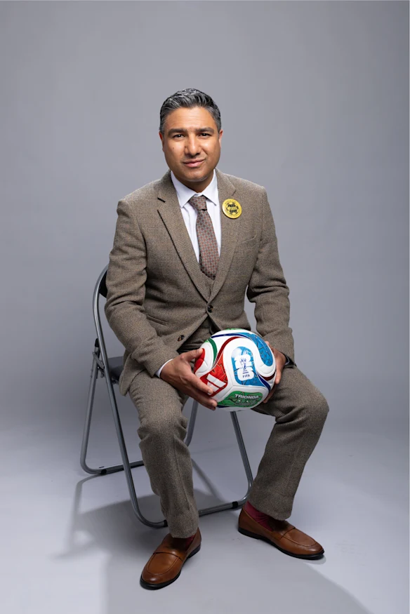 Nick Mohammed est le président de l'Association des droits des observateurs de la Coupe du monde pour SBS. 