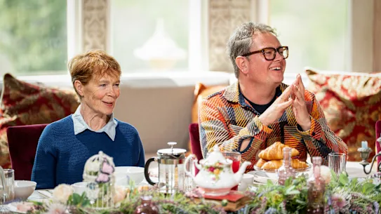 Celia Imrie et Alan Carr volent la vedette dans The Celebrity Traitors.