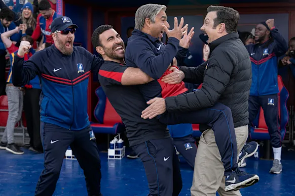 Brendan Hunt, Brett Goldstein, Nick Mohammed et Jason Sudeikis dans Ted Lasso. 