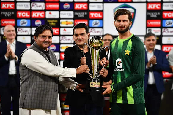 Shaheen Shah Afridi reçoit le trophée après la victoire 2-1 du Pakistan en série. 