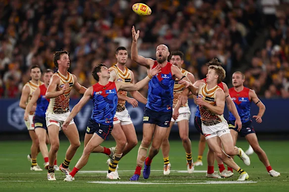 La domination du ruck de Max Gawn aide son milieu de terrain à prendre des positions offensives