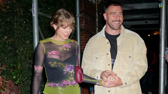 Taylor Swift et son fiancé, le joueur de la NFL Travis Kelce, photographiés à New York en 2023, au début de leur romance.