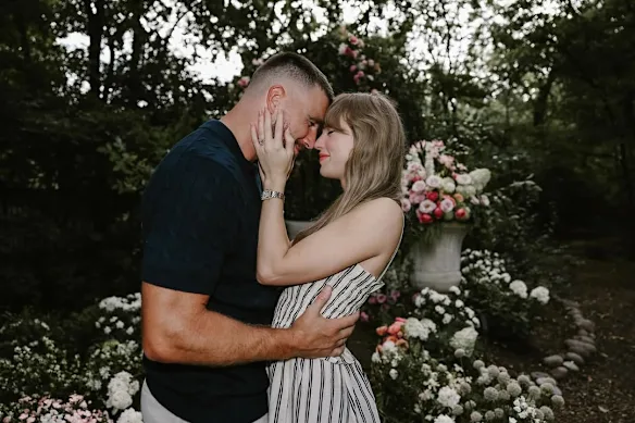 Taylor Swift et Travis Kelce ont annoncé leurs fiançailles avec cette photo en août de l'année dernière. 