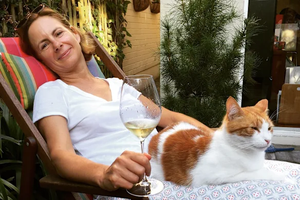 Katrina Strickland, avec le chat Teo, a évoqué son propre désir d'avoir un bébé dans un bel article sur les femmes qui se retrouvent sans enfants. 