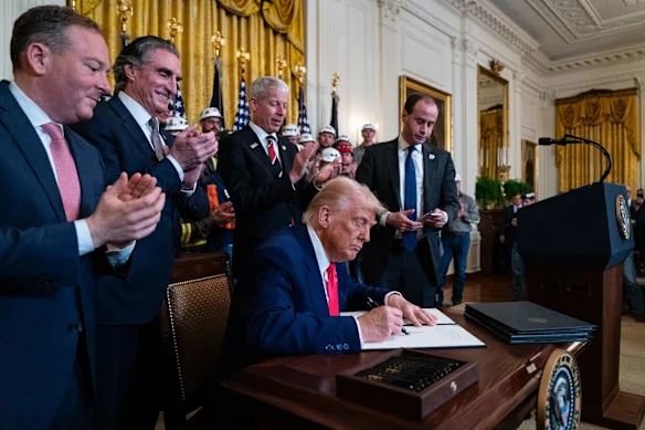 Le président américain Donald Trump a signé en avril de l'année dernière un décret qui élargira l'exploitation minière et l'utilisation du charbon aux États-Unis, relançant ainsi une industrie américaine des combustibles fossiles en déclin.