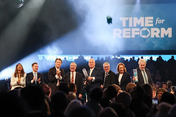 Appel au rassemblement : l'équipe Reform UK Suella Braverman, Robert Jenrick, Richard Tice, le leader Nigel Farage, Lee Anderson, Andrew Rosindell, Sarah Pochin et Danny Kruger après le discours de Farage à Birmingham en février.