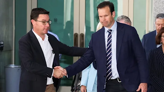 Le leader national David Littleproud et le sénateur Matt Canavan après une conférence de presse à la suite d'une réunion dans la salle des fêtes.
