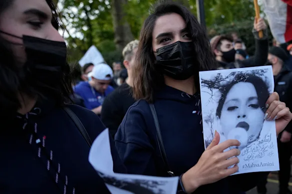 La mort de Mahsa Amini alors qu'elle était en garde à vue après son arrestation pour violation du code vestimentaire strictement appliqué en Iran a suscité des protestations dans le monde entier. Ici, les gens manifestent à Londres.