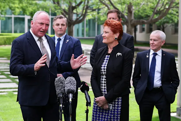 Les députés de One Nation (de gauche à droite) Barnaby Joyce, Sean Bell, Pauline Hanson, Tyron Whitten (obscurci) et Malcolm Roberts en janvier.