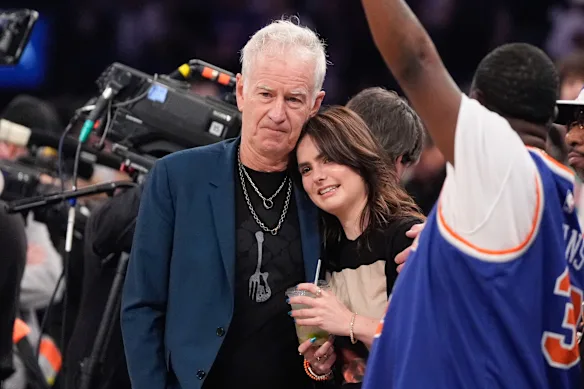 John McEnroe et sa fille à la maison lors d'un match des Knicks au Madison Square Garden.